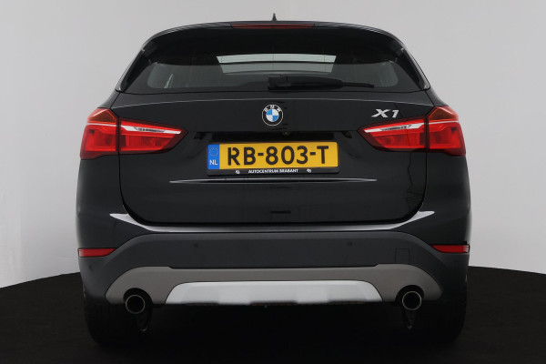 BMW X1 XDrive20i High Executive (PANORAMADAK, TREKHAAK, CAMERA, NAVIGATIE, STOELVERWARMING, HEAD-UP, DEALER ONDERHOUDEN)