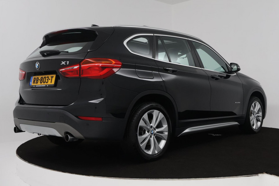 BMW X1 XDrive20i High Executive (PANORAMADAK, TREKHAAK, CAMERA, NAVIGATIE, STOELVERWARMING, HEAD-UP, DEALER ONDERHOUDEN)