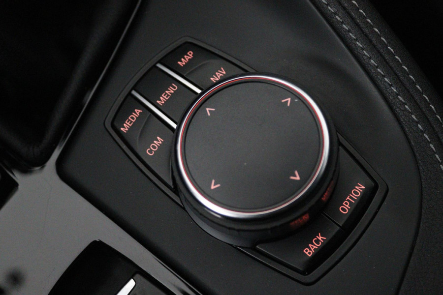 BMW X1 XDrive20i High Executive (PANORAMADAK, TREKHAAK, CAMERA, NAVIGATIE, STOELVERWARMING, HEAD-UP, DEALER ONDERHOUDEN)