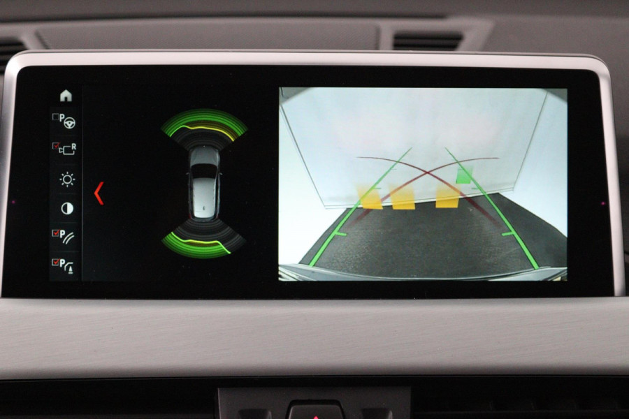 BMW X1 XDrive20i High Executive (PANORAMADAK, TREKHAAK, CAMERA, NAVIGATIE, STOELVERWARMING, HEAD-UP, DEALER ONDERHOUDEN)