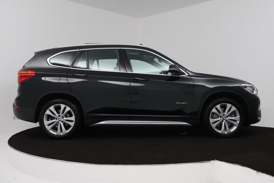 BMW X1 XDrive20i High Executive (PANORAMADAK, TREKHAAK, CAMERA, NAVIGATIE, STOELVERWARMING, HEAD-UP, DEALER ONDERHOUDEN)