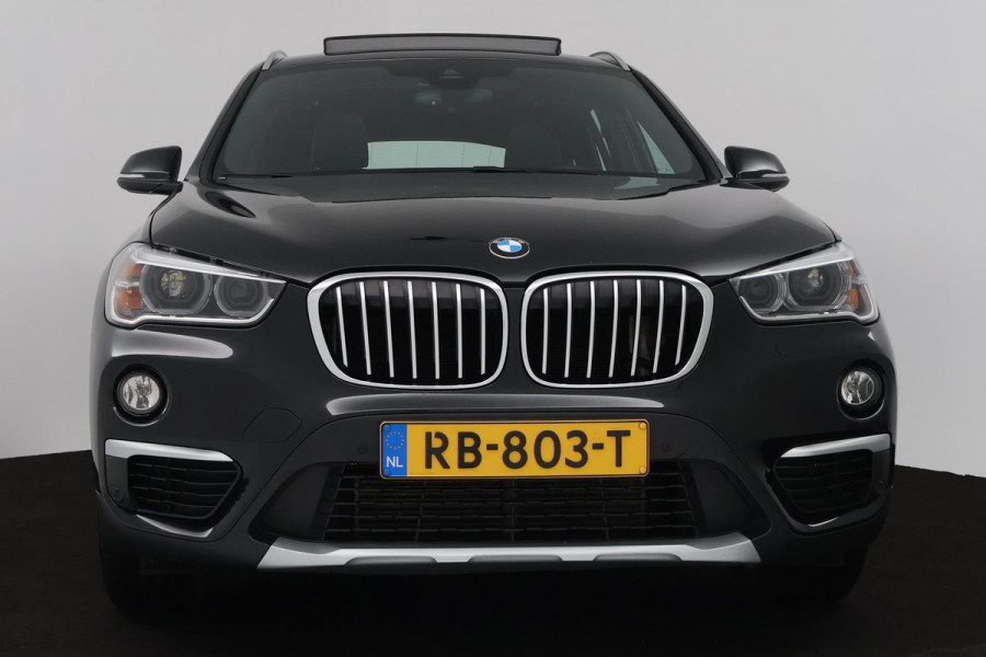 BMW X1 XDrive20i High Executive (PANORAMADAK, TREKHAAK, CAMERA, NAVIGATIE, STOELVERWARMING, HEAD-UP, DEALER ONDERHOUDEN)