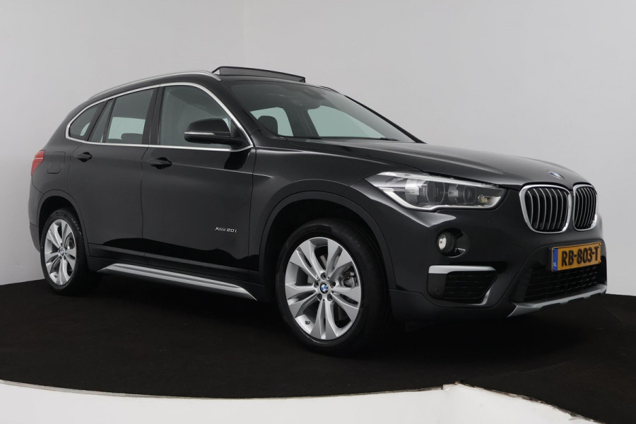 BMW X1 XDrive20i High Executive (PANORAMADAK, TREKHAAK, CAMERA, NAVIGATIE, STOELVERWARMING, HEAD-UP, DEALER ONDERHOUDEN)