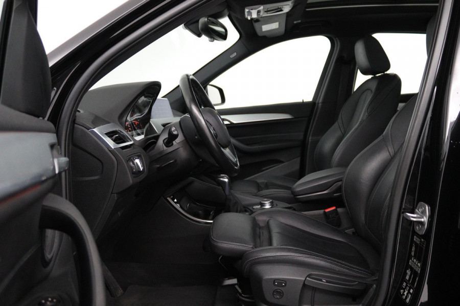 BMW X1 XDrive20i High Executive (PANORAMADAK, TREKHAAK, CAMERA, NAVIGATIE, STOELVERWARMING, HEAD-UP, DEALER ONDERHOUDEN)
