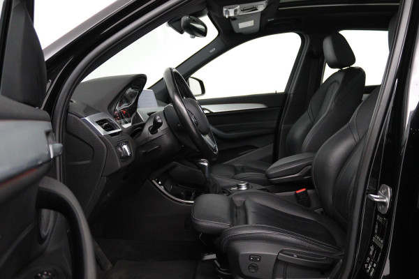 BMW X1 XDrive20i High Executive (PANORAMADAK, TREKHAAK, CAMERA, NAVIGATIE, STOELVERWARMING, HEAD-UP, DEALER ONDERHOUDEN)