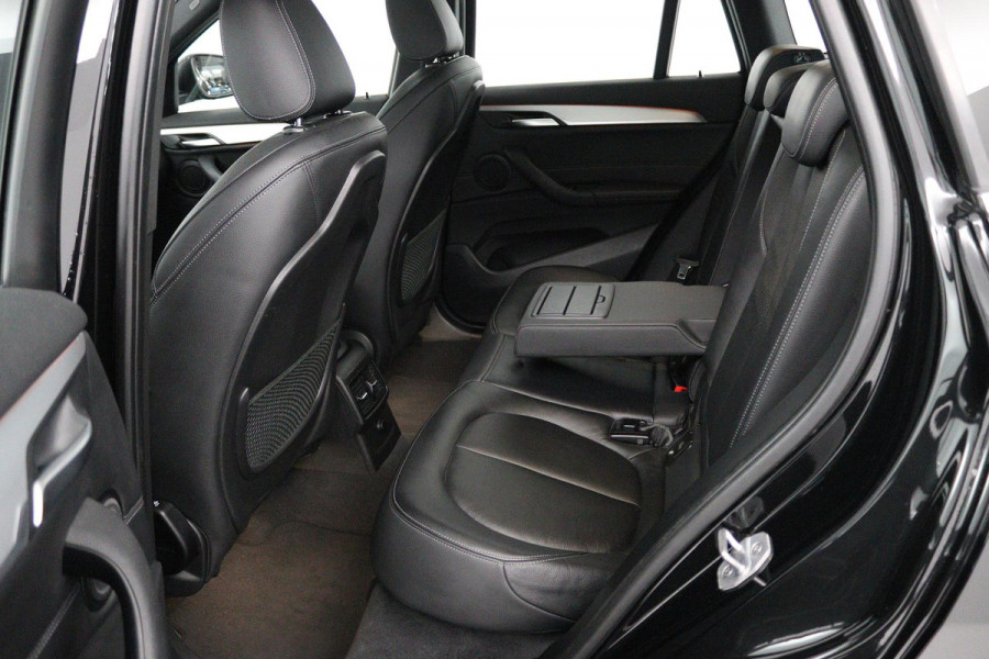 BMW X1 XDrive20i High Executive (PANORAMADAK, TREKHAAK, CAMERA, NAVIGATIE, STOELVERWARMING, HEAD-UP, DEALER ONDERHOUDEN)