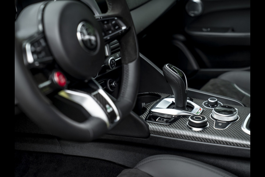 Alfa Romeo Giulia 2.9 V6 Quadrifoglio MY25 | Facelift | Carbon dak | Carbon stoelen | Akrapovic | Harman/Kardon