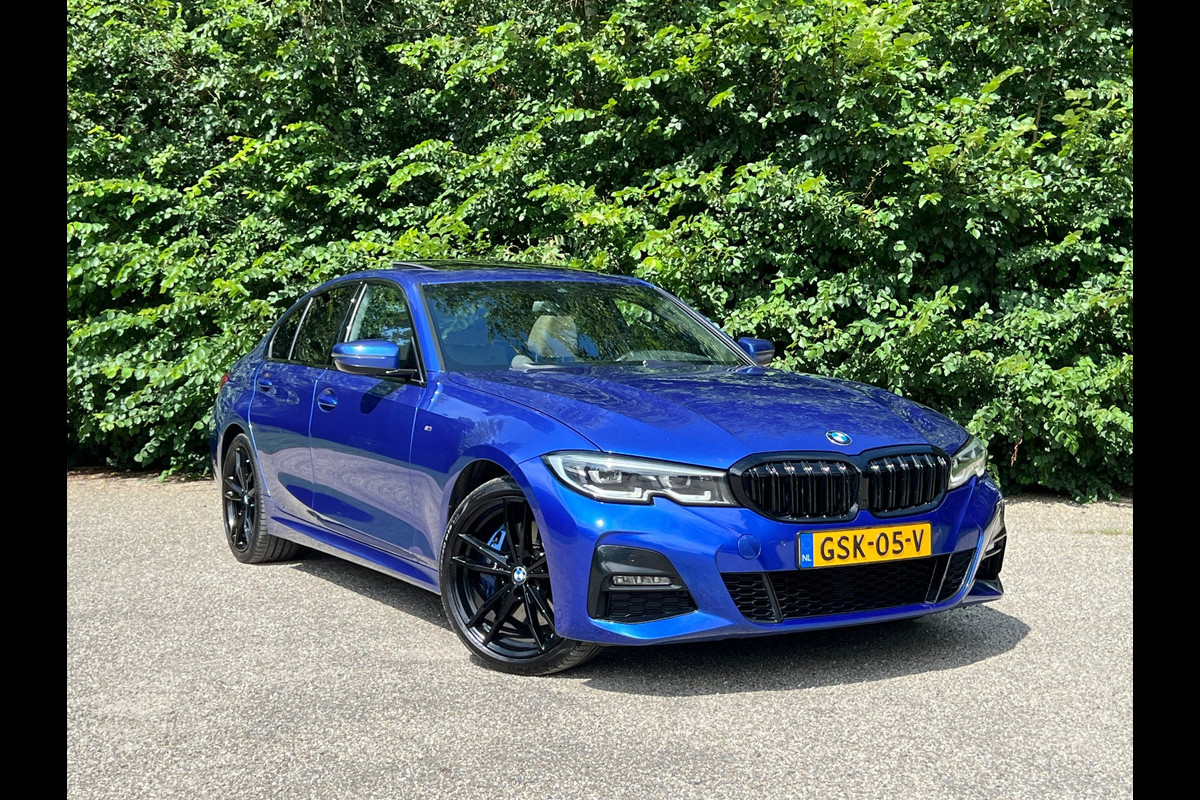 BMW 3-serie 330e High Executive | M Sport Automaat / Schuif-kanteldak / Sportstoelen / Adaptieve LED / M Adaptief onderstel