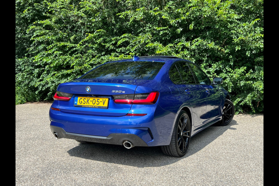 BMW 3-serie 330e High Executive | M Sport Automaat / Schuif-kanteldak / Sportstoelen / Adaptieve LED / M Adaptief onderstel