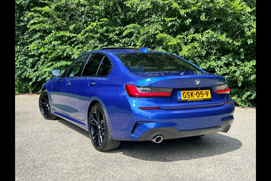 BMW 3-serie 330e High Executive | M Sport Automaat / Schuif-kanteldak / Sportstoelen / Adaptieve LED / M Adaptief onderstel