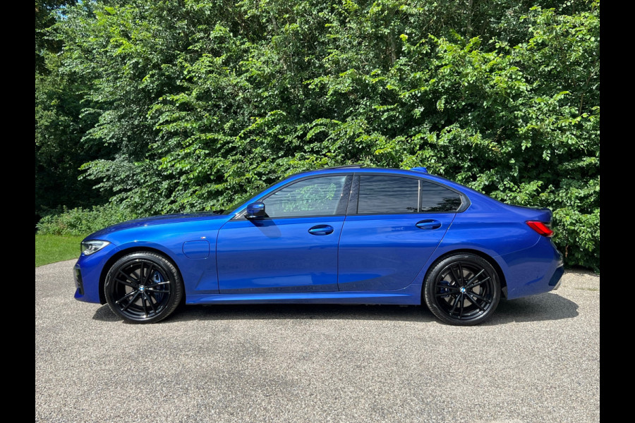 BMW 3-serie 330e High Executive | M Sport Automaat / Schuif-kanteldak / Sportstoelen / Adaptieve LED / M Adaptief onderstel
