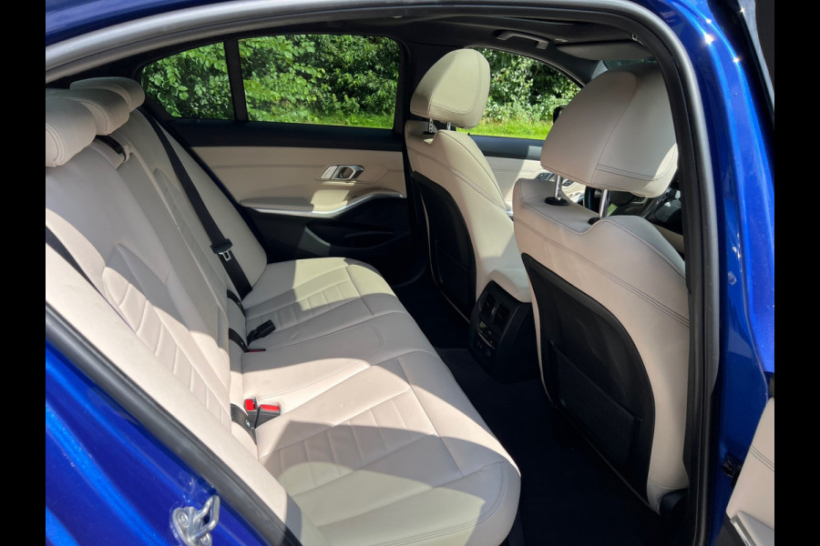 BMW 3-serie 330e High Executive | M Sport Automaat / Schuif-kanteldak / Sportstoelen / Adaptieve LED / M Adaptief onderstel