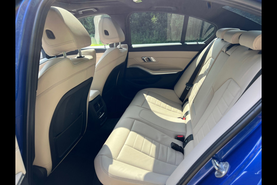 BMW 3-serie 330e High Executive | M Sport Automaat / Schuif-kanteldak / Sportstoelen / Adaptieve LED / M Adaptief onderstel