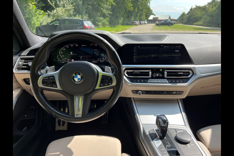 BMW 3-serie 330e High Executive | M Sport Automaat / Schuif-kanteldak / Sportstoelen / Adaptieve LED / M Adaptief onderstel