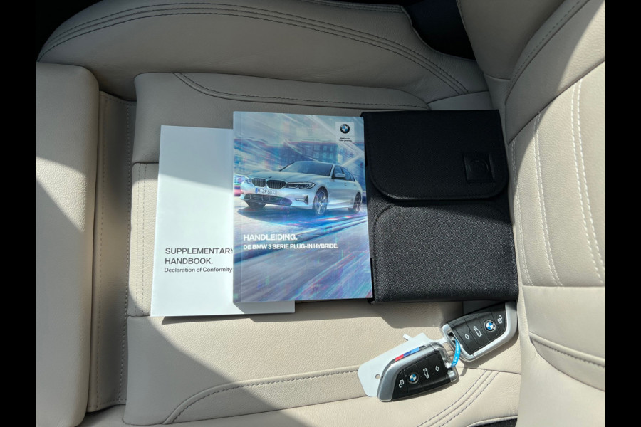 BMW 3-serie 330e High Executive | M Sport Automaat / Schuif-kanteldak / Sportstoelen / Adaptieve LED / M Adaptief onderstel
