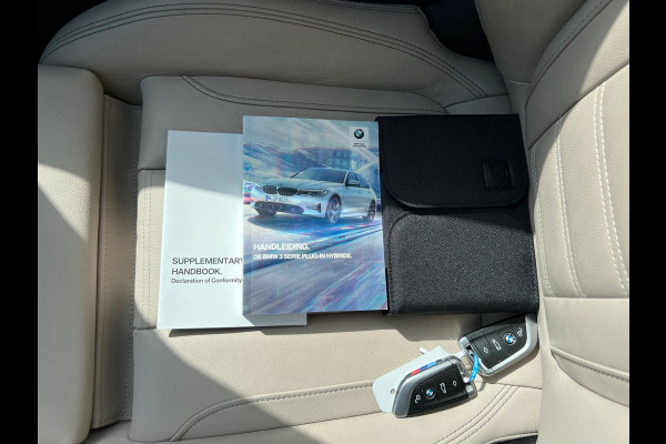 BMW 3-serie 330e High Executive | M Sport Automaat / Schuif-kanteldak / Sportstoelen / Adaptieve LED / M Adaptief onderstel