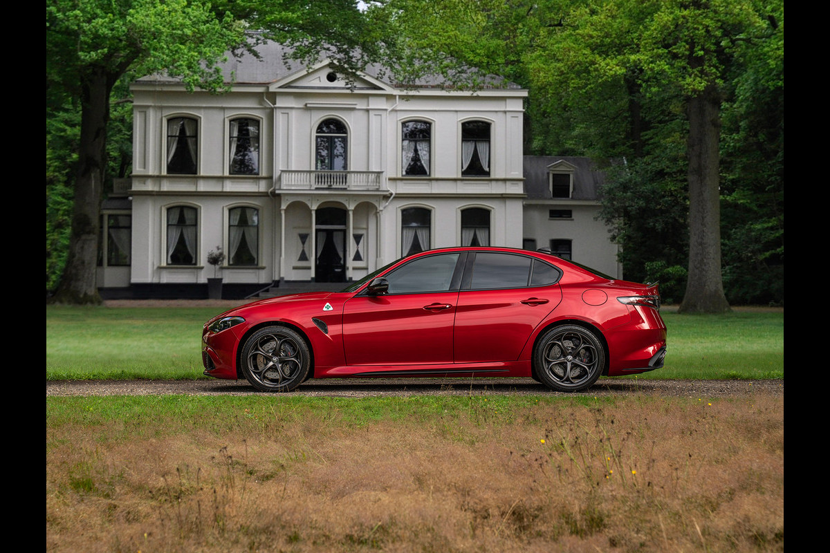 Alfa Romeo Giulia 2.9 V6 Quadrifoglio MY25 | Facelift | Carbon dak | Carbon stoelen | Akrapovic | Harman/Kardon Alfa Romeo Giulia 2.9 V6 Quadrifoglio MY25 | Facelift | Carbon dak | Carbon stoelen | Akrapovic | Harman/Kardon