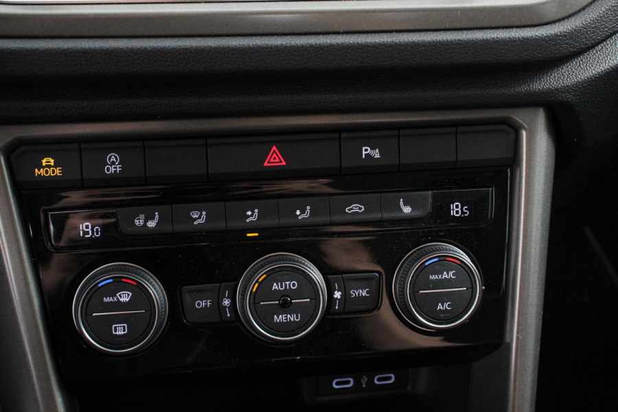 Volkswagen T-Roc 1.5 TSI 150pk Automaat Style | Navigatie | Climate Control | Adaptieve Cruise Control | Electrisch bedienbare achterklep | Camera | Parkeersensoren Voor en Achter | Verwarmbare voorstoelen