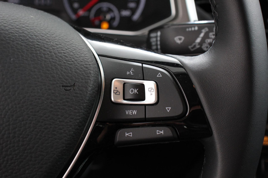 Volkswagen T-Roc 1.5 TSI 150pk Automaat Style | Navigatie | Climate Control | Adaptieve Cruise Control | Electrisch bedienbare achterklep | Camera | Parkeersensoren Voor en Achter | Verwarmbare voorstoelen