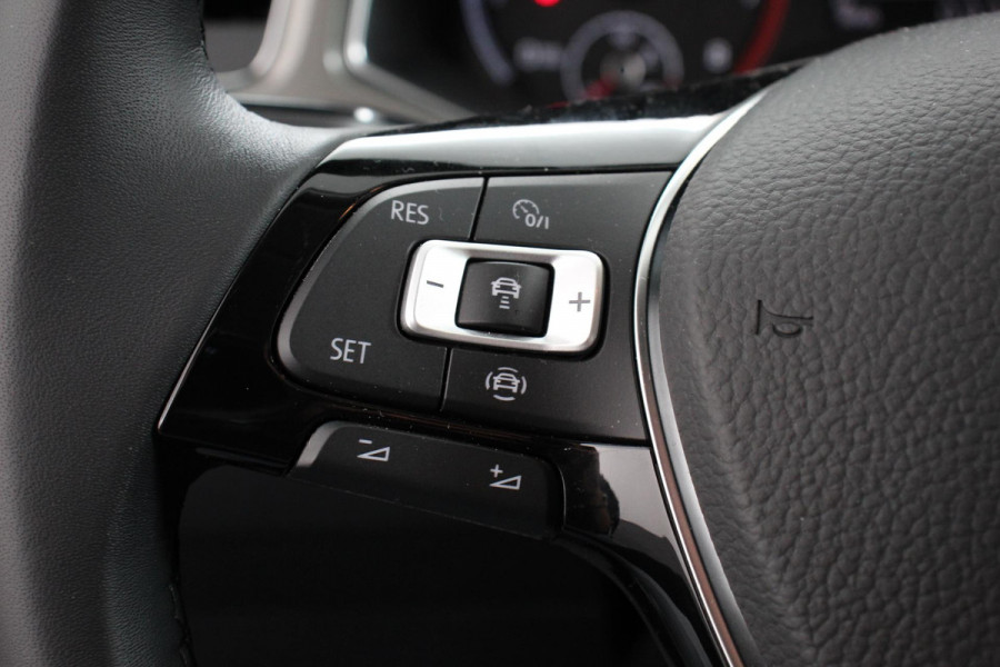 Volkswagen T-Roc 1.5 TSI 150pk Automaat Style | Navigatie | Climate Control | Adaptieve Cruise Control | Electrisch bedienbare achterklep | Camera | Parkeersensoren Voor en Achter | Verwarmbare voorstoelen