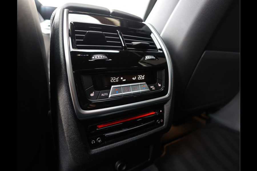 BMW X6 M50i High Executive | Manhattan - Sky - Iconic Glow - Vol leder