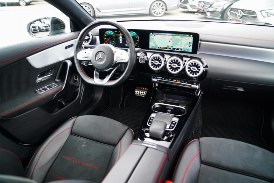 Mercedes-Benz CLA-Klasse 220 Premium Plus | Pano | Achterruitrijcamera | Sfeerverlichting
