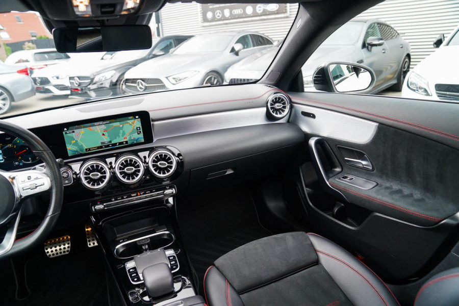 Mercedes-Benz CLA-Klasse 220 Premium Plus | Pano | Achterruitrijcamera | Sfeerverlichting