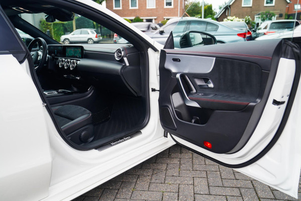Mercedes-Benz CLA-Klasse 220 Premium Plus | Pano | Achterruitrijcamera | Sfeerverlichting