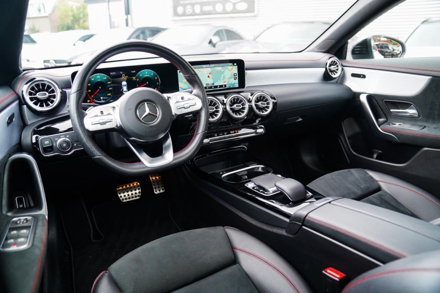 Mercedes-Benz CLA-Klasse 220 Premium Plus | Pano | Achterruitrijcamera | Sfeerverlichting