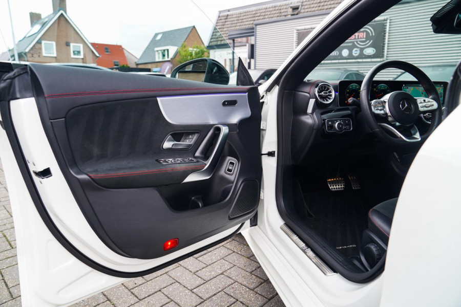 Mercedes-Benz CLA-Klasse 220 Premium Plus | Pano | Achterruitrijcamera | Sfeerverlichting