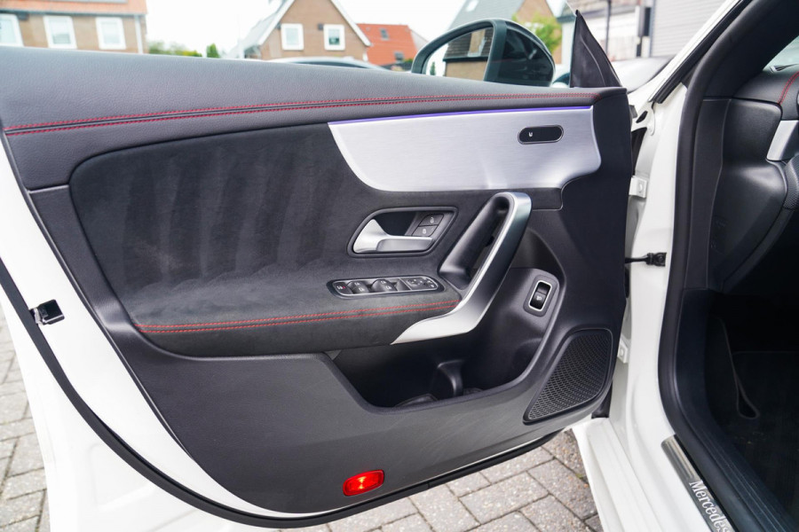 Mercedes-Benz CLA-Klasse 220 Premium Plus | Pano | Achterruitrijcamera | Sfeerverlichting
