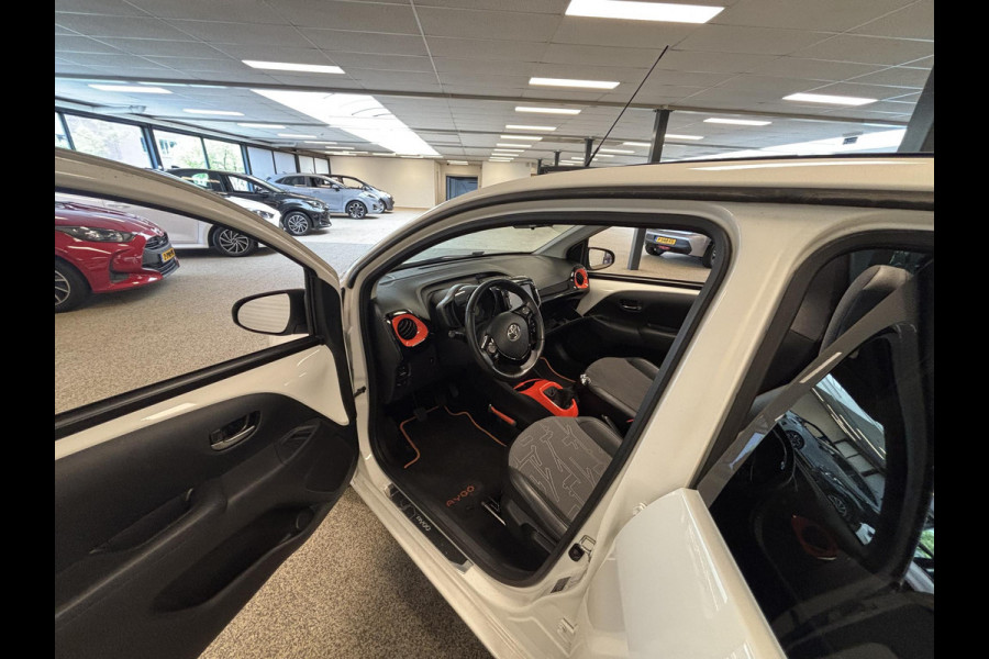 Toyota Aygo 1.0 VVT-i X-OTIC CABRIOLET 30.000 KM !! GARANTIE TOT 3-2029! LEDER.CARPLAY NAVI.AIRCO.LMV CAMERA !