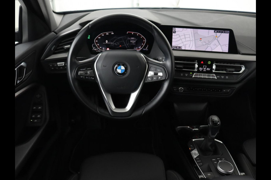 BMW 1-serie 118i Executive Edition | Sport Line | Carplay | Sportstoelen | Half leder | Live Cockpit | Climate control | Parkeerhulp | Cruise control | 'Storm Bay' Metallic