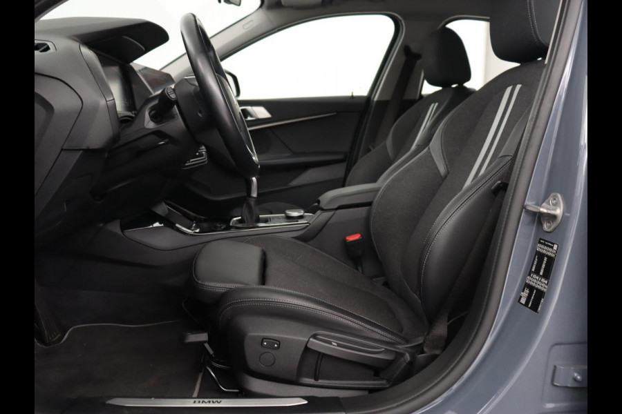 BMW 1-serie 118i Executive Edition | Sport Line | Carplay | Sportstoelen | Half leder | Live Cockpit | Climate control | Parkeerhulp | Cruise control | 'Storm Bay' Metallic