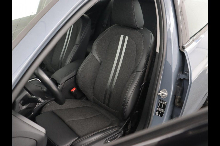 BMW 1-serie 118i Executive Edition | Sport Line | Carplay | Sportstoelen | Half leder | Live Cockpit | Climate control | Parkeerhulp | Cruise control | 'Storm Bay' Metallic