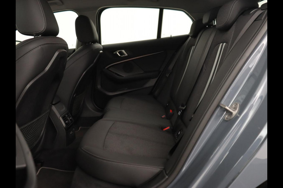 BMW 1-serie 118i Executive Edition | Sport Line | Carplay | Sportstoelen | Half leder | Live Cockpit | Climate control | Parkeerhulp | Cruise control | 'Storm Bay' Metallic