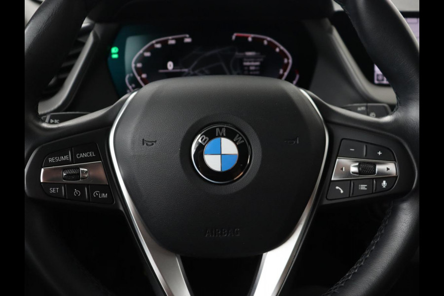 BMW 1-serie 118i Executive Edition | Sport Line | Carplay | Sportstoelen | Half leder | Live Cockpit | Climate control | Parkeerhulp | Cruise control | 'Storm Bay' Metallic