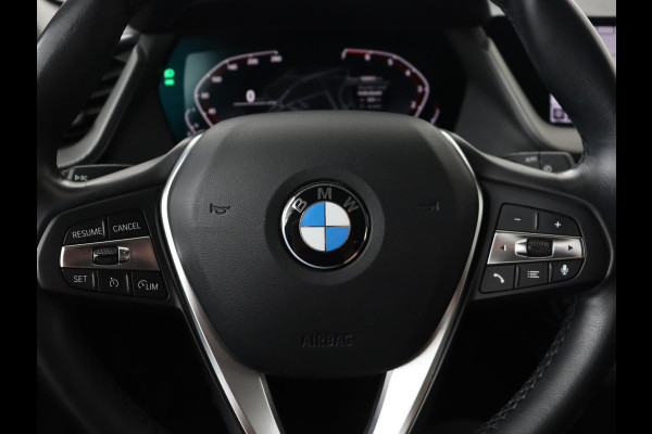 BMW 1-serie 118i Executive Edition | Sport Line | Carplay | Sportstoelen | Half leder | Live Cockpit | Climate control | Parkeerhulp | Cruise control | 'Storm Bay' Metallic