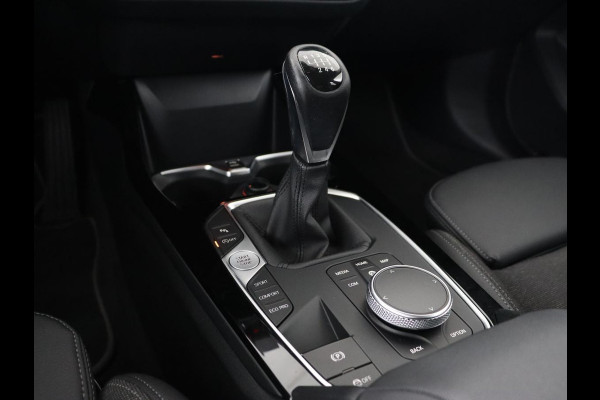 BMW 1-serie 118i Executive Edition | Sport Line | Carplay | Sportstoelen | Half leder | Live Cockpit | Climate control | Parkeerhulp | Cruise control | 'Storm Bay' Metallic