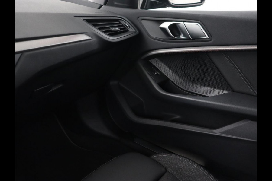 BMW 1-serie 118i Executive Edition | Sport Line | Carplay | Sportstoelen | Half leder | Live Cockpit | Climate control | Parkeerhulp | Cruise control | 'Storm Bay' Metallic