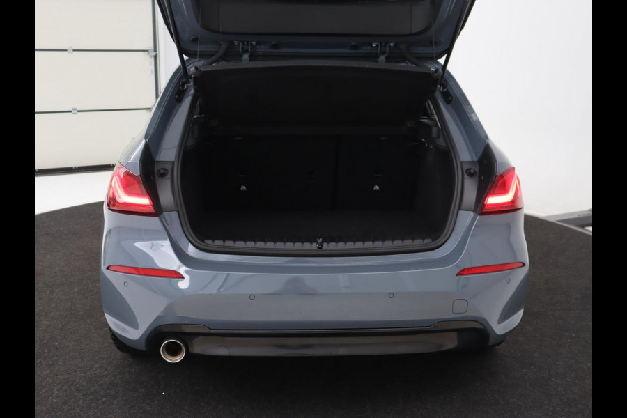 BMW 1-serie 118i Executive Edition | Sport Line | Carplay | Sportstoelen | Half leder | Live Cockpit | Climate control | Parkeerhulp | Cruise control | 'Storm Bay' Metallic
