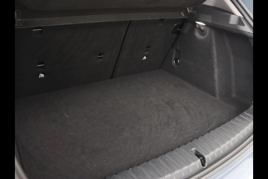 BMW 1-serie 118i Executive Edition | Sport Line | Carplay | Sportstoelen | Half leder | Live Cockpit | Climate control | Parkeerhulp | Cruise control | 'Storm Bay' Metallic