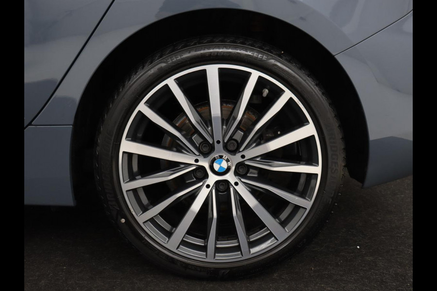 BMW 1-serie 118i Executive Edition | Sport Line | Carplay | Sportstoelen | Half leder | Live Cockpit | Climate control | Parkeerhulp | Cruise control | 'Storm Bay' Metallic