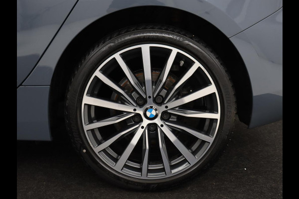 BMW 1-serie 118i Executive Edition | Sport Line | Carplay | Sportstoelen | Half leder | Live Cockpit | Climate control | Parkeerhulp | Cruise control | 'Storm Bay' Metallic