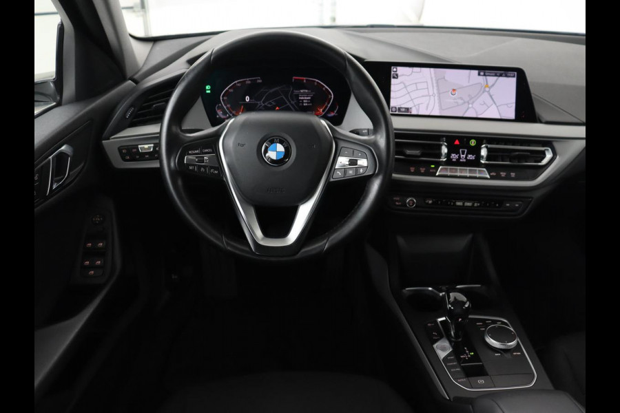 BMW 1-serie 118i Executive Edition | Carplay | Live Cockpit | Navigatie | Full LED | Climate control | Parkeerhulp | Cruise control