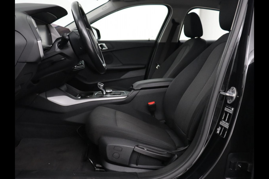 BMW 1-serie 118i Executive Edition | Carplay | Live Cockpit | Navigatie | Full LED | Climate control | Parkeerhulp | Cruise control