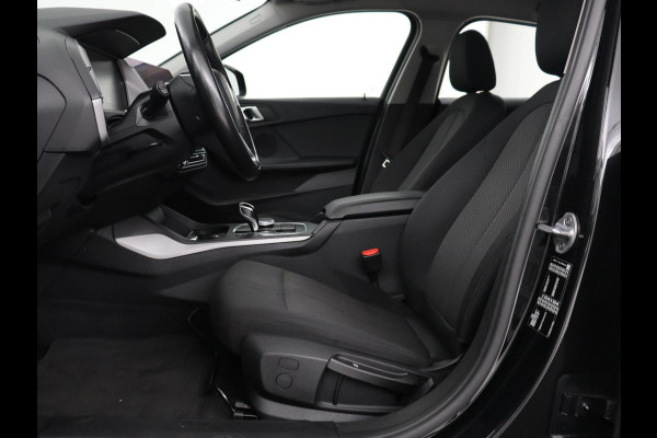 BMW 1-serie 118i Executive Edition | Carplay | Live Cockpit | Navigatie | Full LED | Climate control | Parkeerhulp | Cruise control