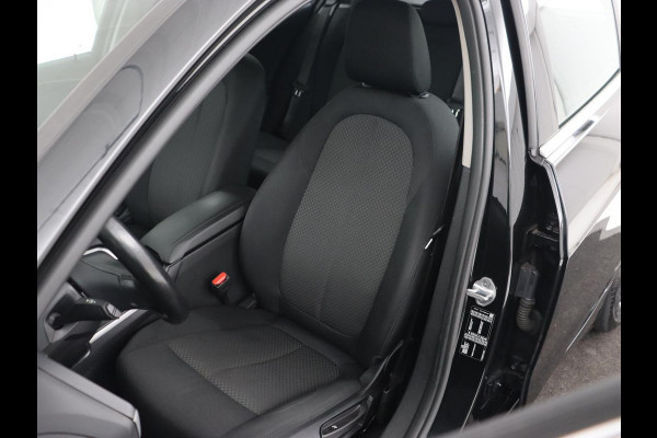 BMW 1-serie 118i Executive Edition | Carplay | Live Cockpit | Navigatie | Full LED | Climate control | Parkeerhulp | Cruise control