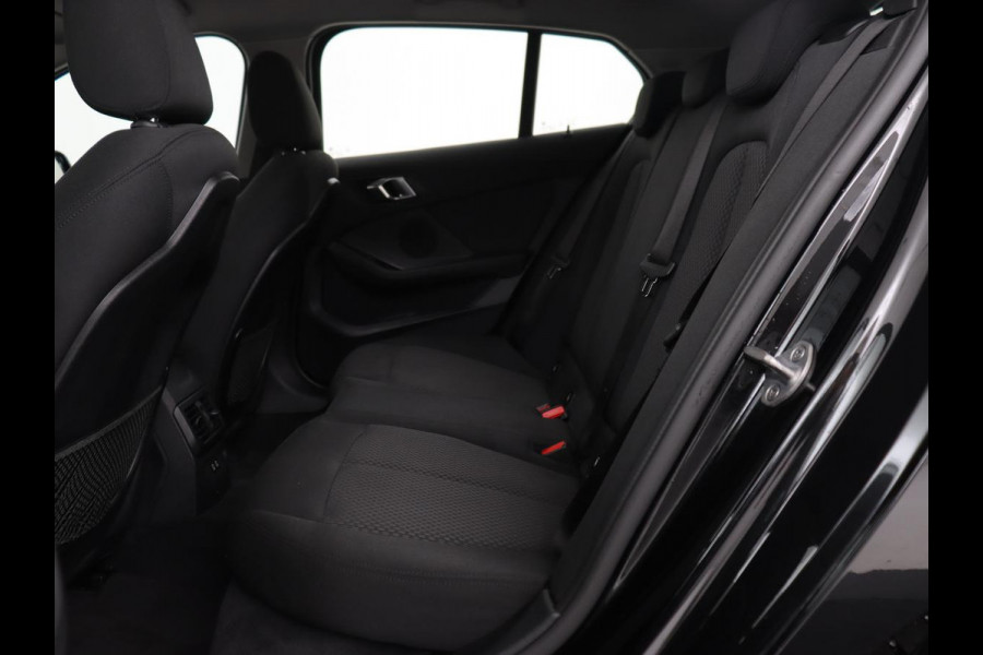 BMW 1-serie 118i Executive Edition | Carplay | Live Cockpit | Navigatie | Full LED | Climate control | Parkeerhulp | Cruise control