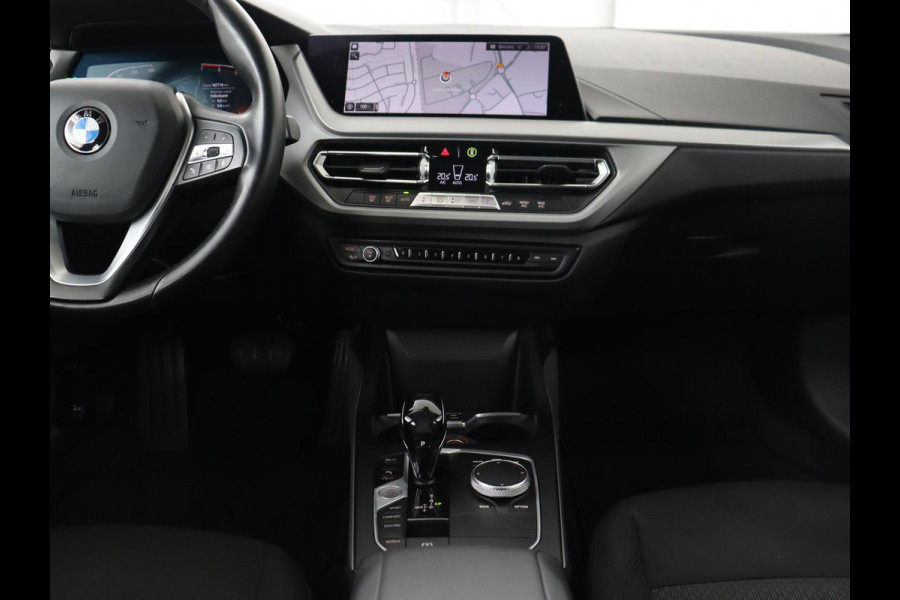 BMW 1-serie 118i Executive Edition | Carplay | Live Cockpit | Navigatie | Full LED | Climate control | Parkeerhulp | Cruise control